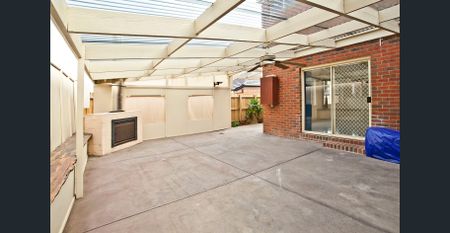 Five Bedroom plus study Family Home - Photo 2