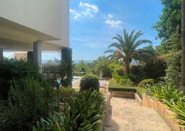 Elegante apartamento con terraza, piscina, vistas al mar, parking, 3 dormitorios. San Agustin, Palma.
