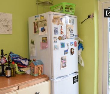 Bright room to rent in 2-bedroom flat in Crumlin, Dublin - Photo 3