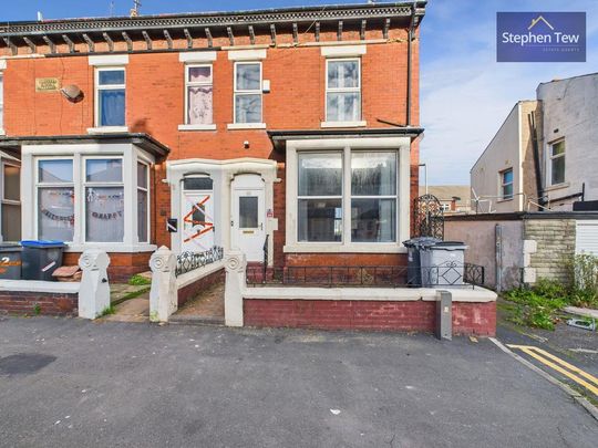4 bedroom end of terrace house to rent - Photo 1