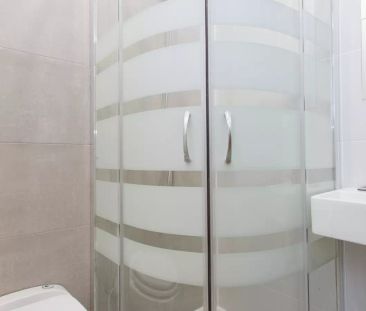 Room in a shared 8-bedroom apartment for rent in Trafalgar, Madrid. - Foto 3