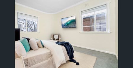 Two-bedroom Art Deco Apartment in Prime Location! - Photo 3