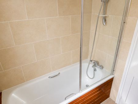 2 Bed Flat, Buckingham Road, IG1 - Photo 5