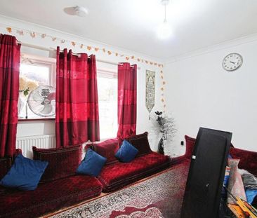 5 bedroom semi-detached house to rent - Photo 2