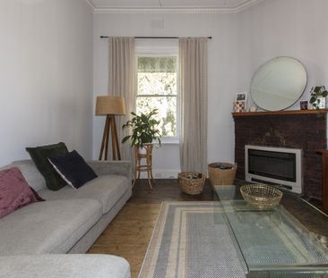 Charming Victorian, fully furnished home - in Prime Schools Precinct! - Photo 1