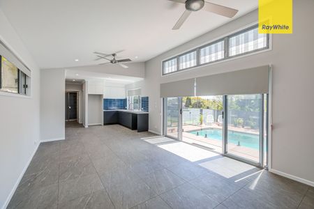 Grand Family Home recently renovated 5-bed, 4-bath, 2-kit, house 200 metres from John Paul College at Daisy Hill. - Photo 3