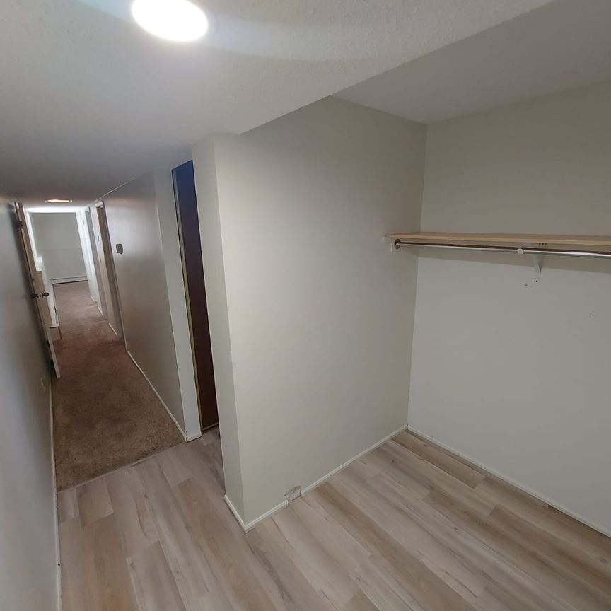 Large 2 Bedroom Apartment in Pines!! - Photo 1