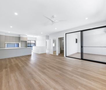 Near New Stylish 3-Bedroom Townhouse – Walk to Plaza & Beaches - Photo 5