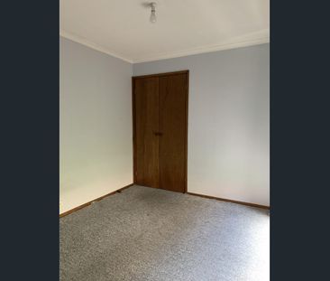 Spacious 2 bed unit with large living area - Photo 6