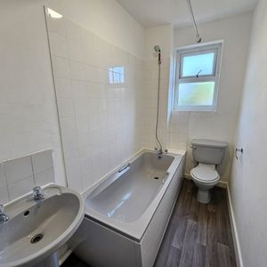 Studio Flat, Cleveland Road, M8 - Photo 2