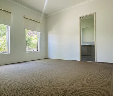 Newly renovated unit in prime South Bunbury location! - Photo 2