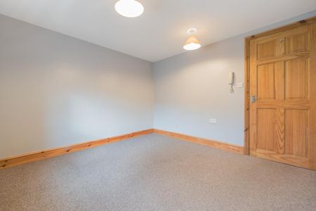 2 bedroom mews to rent - Photo 2