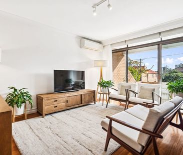 Renovated townhouse with exceptional lifestyle appeal - Photo 1