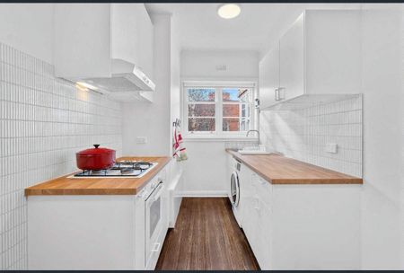 Charming Art Deco Apartment in Prime CBD Location - Photo 5