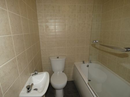 Coronation Street Flat 2 - Photo 4