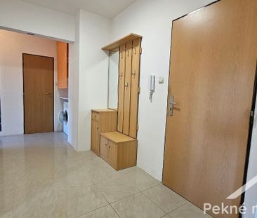 Prenájom 2 izbového zariadeného bytu s balkónom v priamom centre Zv... – Fotografia 2