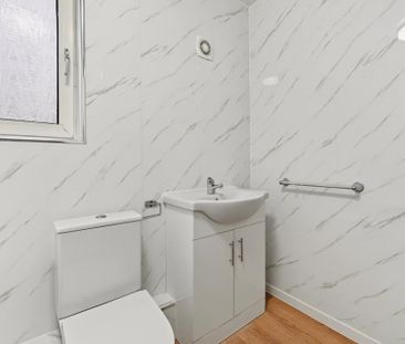 3 bedroom flat to rent - Photo 4