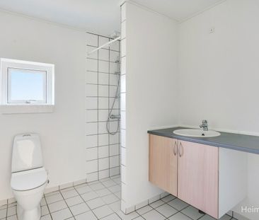 Attraktiv 1-plans rækkehus i Holluf Pile med have og parkering. - Photo 3