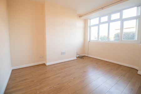 3 Bed Semi-Detached House, Roehampton Drive, LE18 - Photo 3