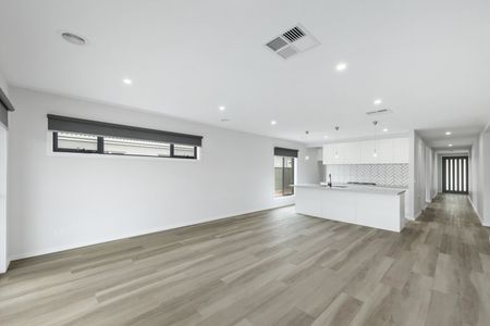 EXQUISITE FAMILY HOME IN PRIME LOCATION - Photo 5