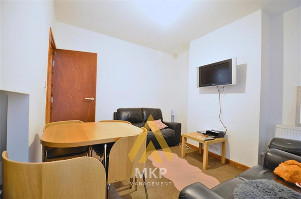 4 bedroom terraced house to rent - Photo 1