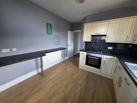 3 bedroom flat to rent - Photo 4