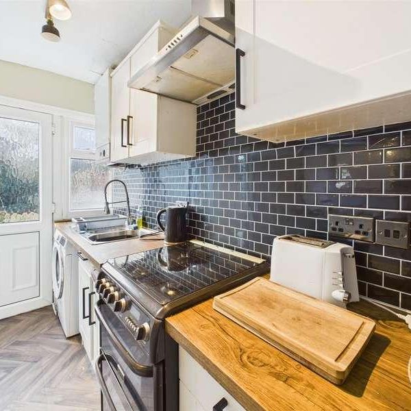 Henconner Gardens, Leeds, LS7 - Photo 1