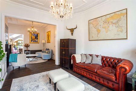 A stunning period family home with a south facing garden. - Photo 3