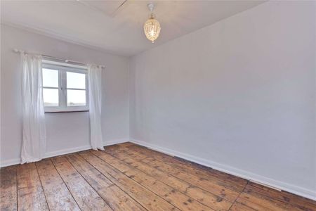 A quintessential English country cottage sitting in an enviable position. - Photo 3