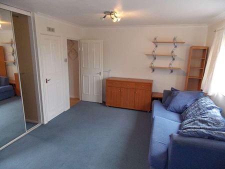 Studio to rent - Photo 2