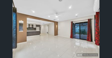 Family Living in the Heart of Alamanda - Photo 2