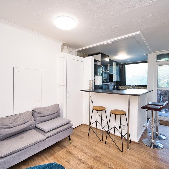 1 bedroom in a flat share to rent - Photo 1