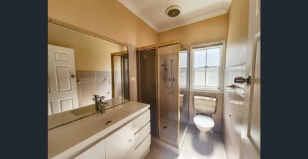 Spacious 2 Bedroom Home in Quiet Street - Photo 4