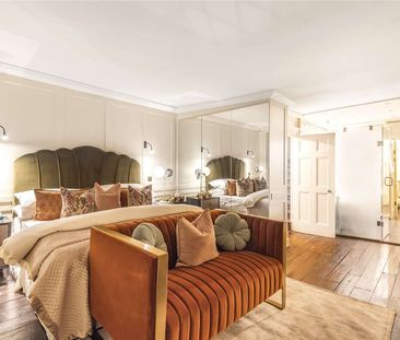 A superb 18th century listed townhouse with a roof terrace in the h... - Photo 6