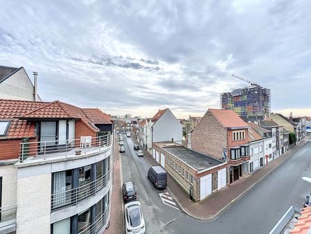 Ruim duplex dakappartement met twee slaapkamers, centraal gelegen. - Foto 3