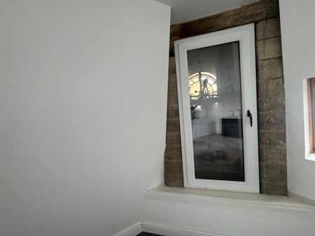 2 bed Flat - To Let - Photo 2