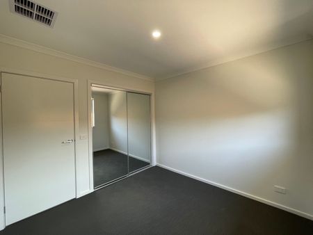 Family Home in Fraser Rise! - Photo 5