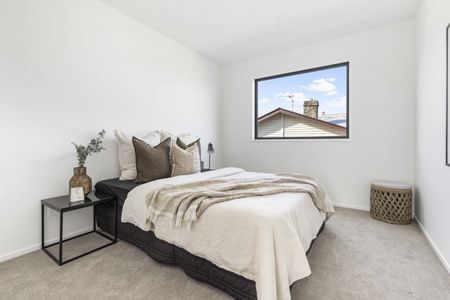 With stunning lake views and walking tracks available at your doorstep, this immaculate home built by Turton Builders occupies a privileged position. - Photo 4