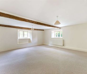 Immaculate Farmhouse in the heart of the village of Idbury. - Photo 4