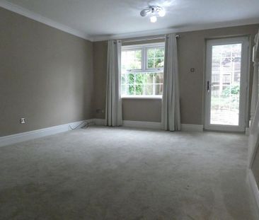 2 bedroom mews to rent - Photo 2