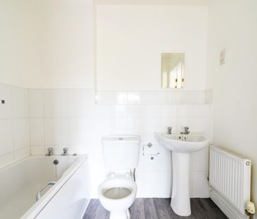 2 bedroom Flat To Let - Photo 2