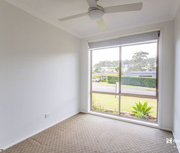 Three bedroom family home with large backyard - Photo 4
