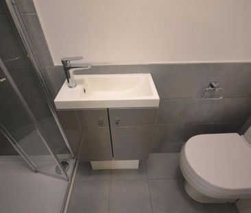 1 bedroom Flat To Let - Photo 2