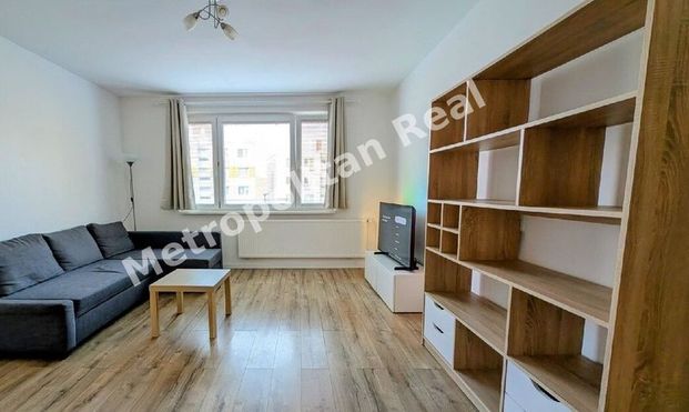 Zariadený 2,5 izbový byt s loggiou orientovaný do pokojnej časti sídliska - Photo 1