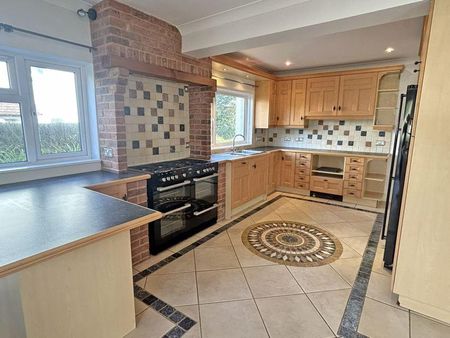 5 bedroom detached house to rent - Photo 4