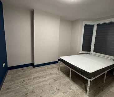 Room in a Shared House, Whitehorse Road, CR7 - Photo 3