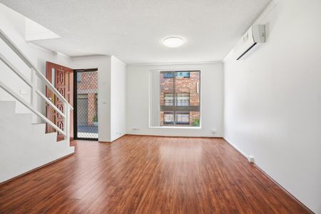 Air-Conditioned Three Bedroom Townhouse with Large Easy-Care Courtyard and Single Garage! - Photo 3