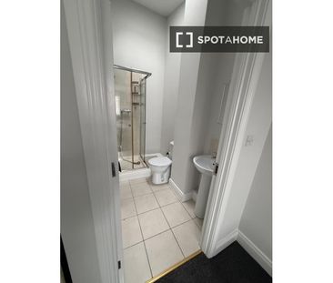 Bed in shared twin room in a 7-bedroom apartment for rent - Photo 5