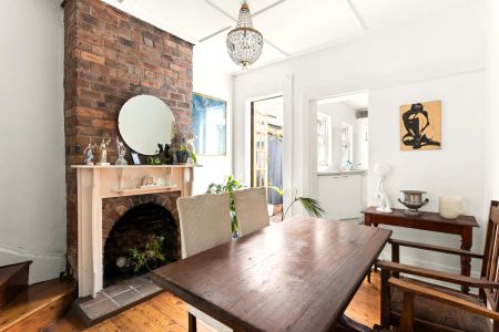 Character-Filled & Lovable Two-Bedroom Paddington Terrace - Photo 2