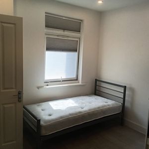 Studio Flat, High St, W3 - Photo 2